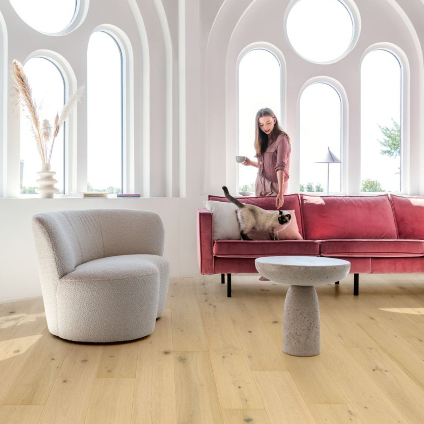 Pavimento in PARQUET CALA ROVERE BIANCO PERLA EXTRA OPACO QUICK-STEP effetto legno riduce la visibilità di impronte e micrograffi, garantendo un aspetto uniforme nel tempo