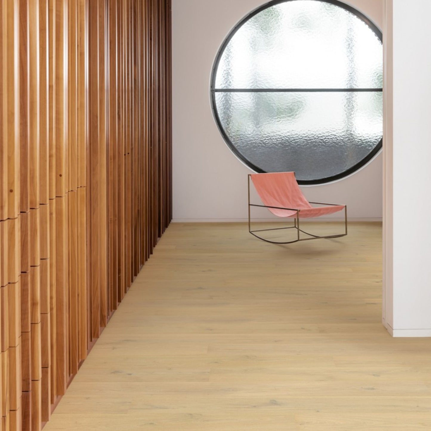 Pavimento in PARQUET CASCADA ROVERE BIANCO PERLA EXTRA OPACO QUICK-STEP effetto legno crea ambienti luminosi e raffinati senza riflessi eccessivi