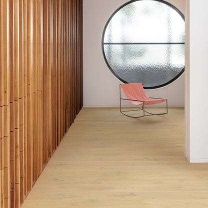 Pavimento in PARQUET CASCADA ROVERE BIANCO PERLA EXTRA OPACO QUICK-STEP effetto legno crea ambienti luminosi e raffinati senza riflessi eccessivi