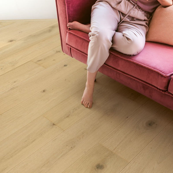 Pavimento in PARQUET CALA ROVERE BIANCO PERLA EXTRA OPACO QUICK-STEP effetto legno riduce la visibilità di impronte e micrograffi, garantendo un aspetto uniforme nel tempo