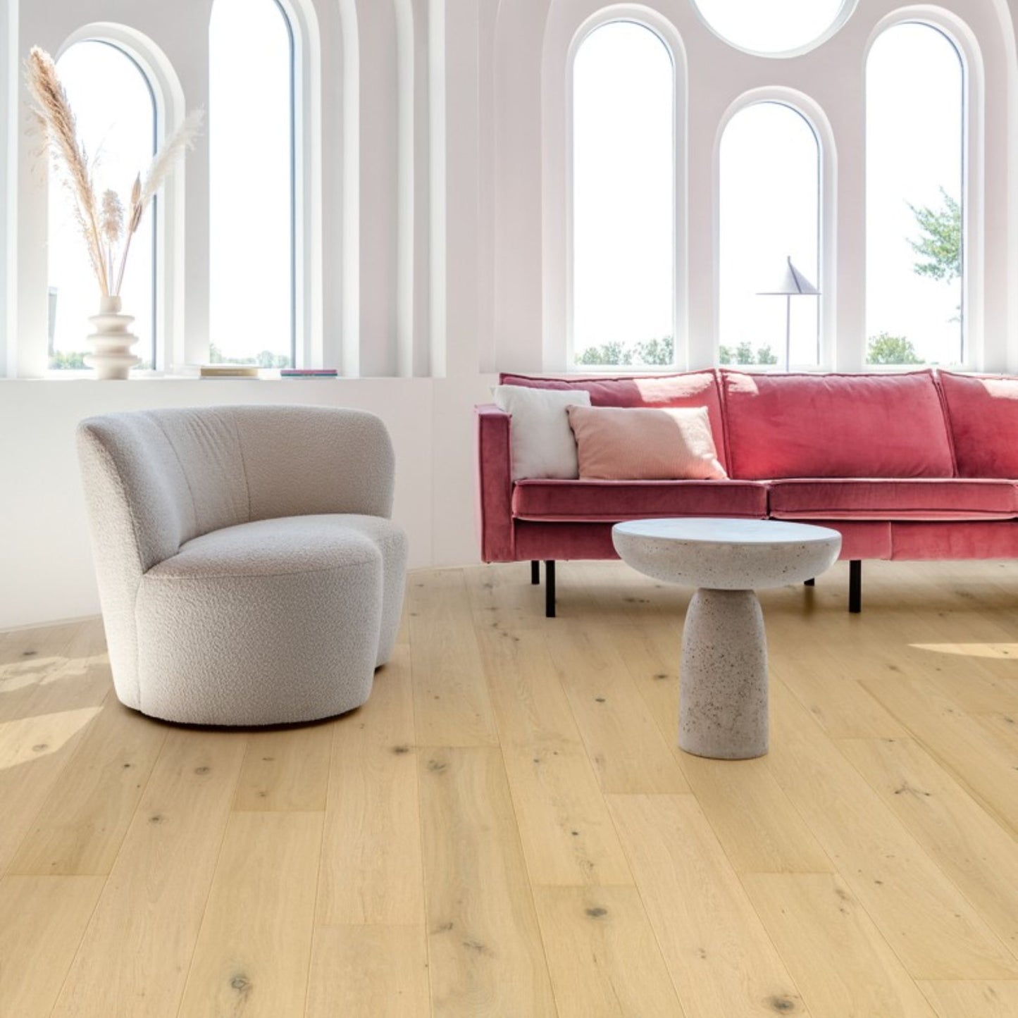Pavimento in PARQUET CALA ROVERE BIANCO PERLA EXTRA OPACO QUICK-STEP effetto legno riduce la visibilità di impronte e micrograffi, garantendo un aspetto uniforme nel tempo