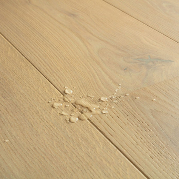 Pavimento in PARQUET CASCADA ROVERE BIANCO PERLA EXTRA OPACO QUICK-STEP effetto legno crea ambienti luminosi e raffinati senza riflessi eccessivi
