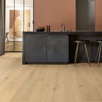 Pavimento in PARQUET CALA ROVERE BIANCO PERLA EXTRA OPACO QUICK-STEP effetto legno riduce la visibilità di impronte e micrograffi, garantendo un aspetto uniforme nel tempo