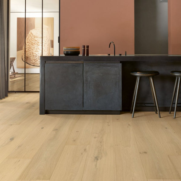Pavimento in PARQUET CALA ROVERE BIANCO PERLA EXTRA OPACO QUICK-STEP effetto legno riduce la visibilità di impronte e micrograffi, garantendo un aspetto uniforme nel tempo
