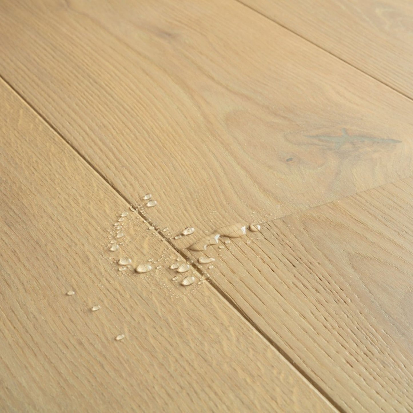 Pavimento in PARQUET CASCADA ROVERE BIANCO PERLA EXTRA OPACO QUICK-STEP effetto legno crea ambienti luminosi e raffinati senza riflessi eccessivi