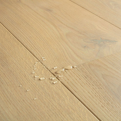 Pavimento in PARQUET CASCADA ROVERE BIANCO PERLA EXTRA OPACO QUICK-STEP effetto legno crea ambienti luminosi e raffinati senza riflessi eccessivi