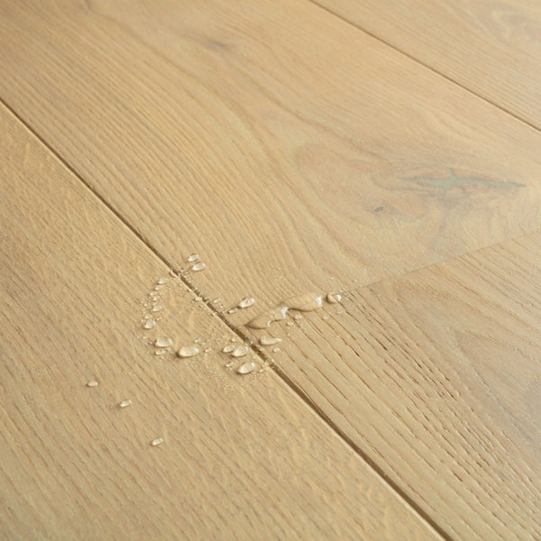 Pavimento in PARQUET CASCADA ROVERE BIANCO PERLA EXTRA OPACO QUICK-STEP effetto legno crea ambienti luminosi e raffinati senza riflessi eccessivi