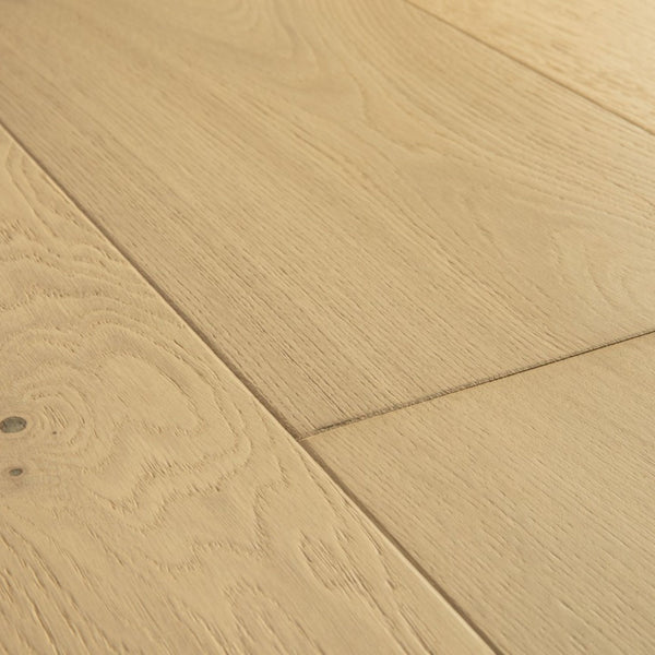Pavimento in PARQUET CALA ROVERE BIANCO PERLA EXTRA OPACO QUICK-STEP effetto legno riduce la visibilità di impronte e micrograffi, garantendo un aspetto uniforme nel tempo