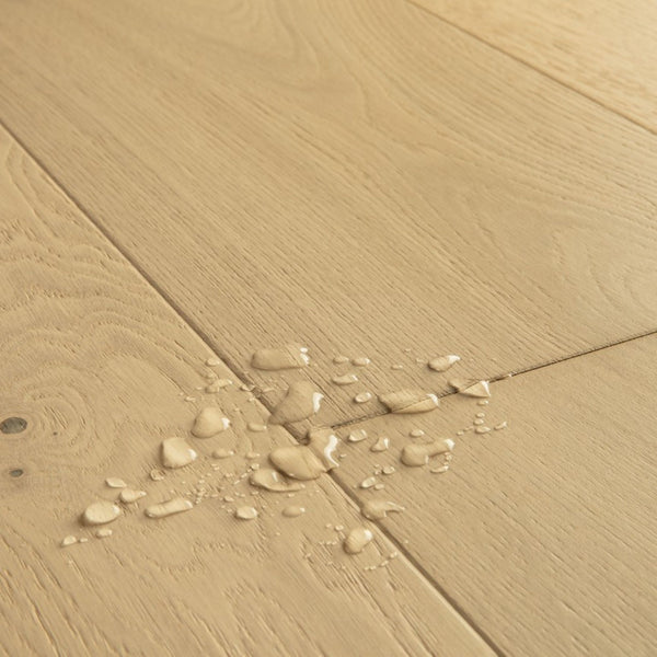 Pavimento in PARQUET CALA ROVERE BIANCO PERLA EXTRA OPACO QUICK-STEP effetto legno riduce la visibilità di impronte e micrograffi, garantendo un aspetto uniforme nel tempo