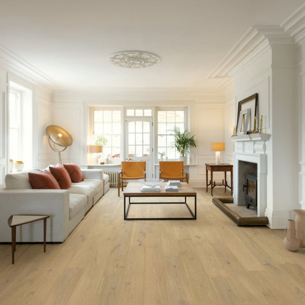 Pavimento in PARQUET CASCADA ROVERE BIANCO PERLA EXTRA OPACO QUICK-STEP effetto legno crea ambienti luminosi e raffinati senza riflessi eccessivi