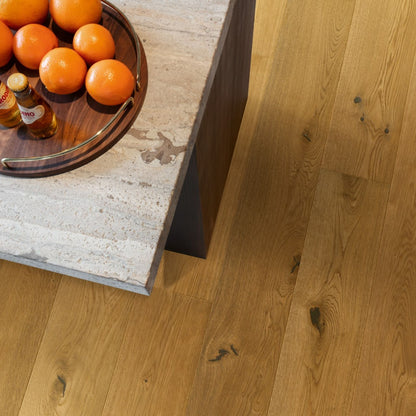 Pavimento in PARQUET CALA ROVERE CANNELLA EXTRA OPACO QUICK-STEP effetto legno superficie impermeabile, tecnologia Wood for Life