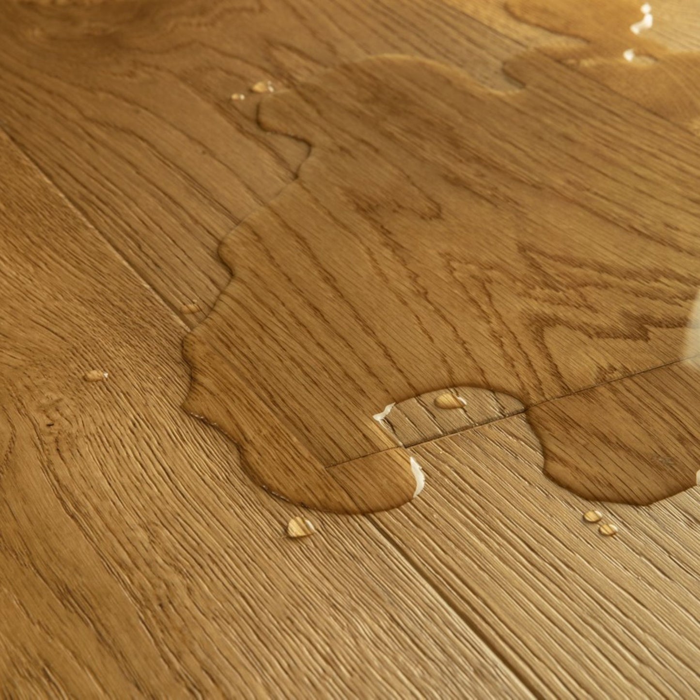 Pavimento in PARQUET CALA ROVERE CANNELLA EXTRA OPACO QUICK-STEP effetto legno superficie impermeabile, tecnologia Wood for Life