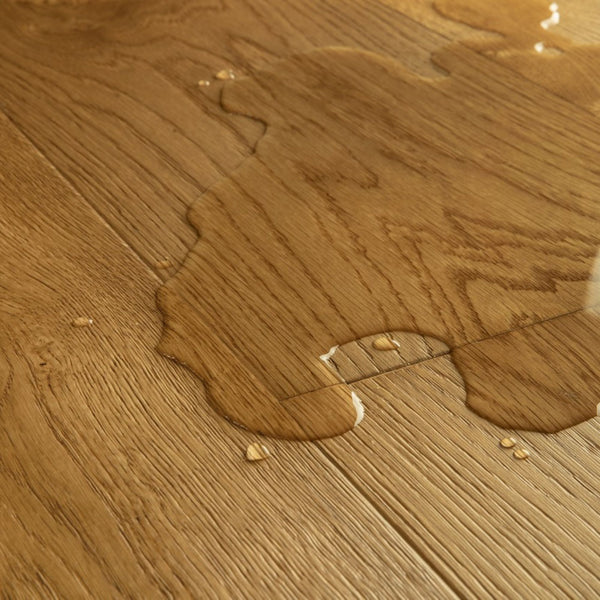 Pavimento in PARQUET CALA ROVERE CANNELLA EXTRA OPACO QUICK-STEP effetto legno superficie impermeabile, tecnologia Wood for Life