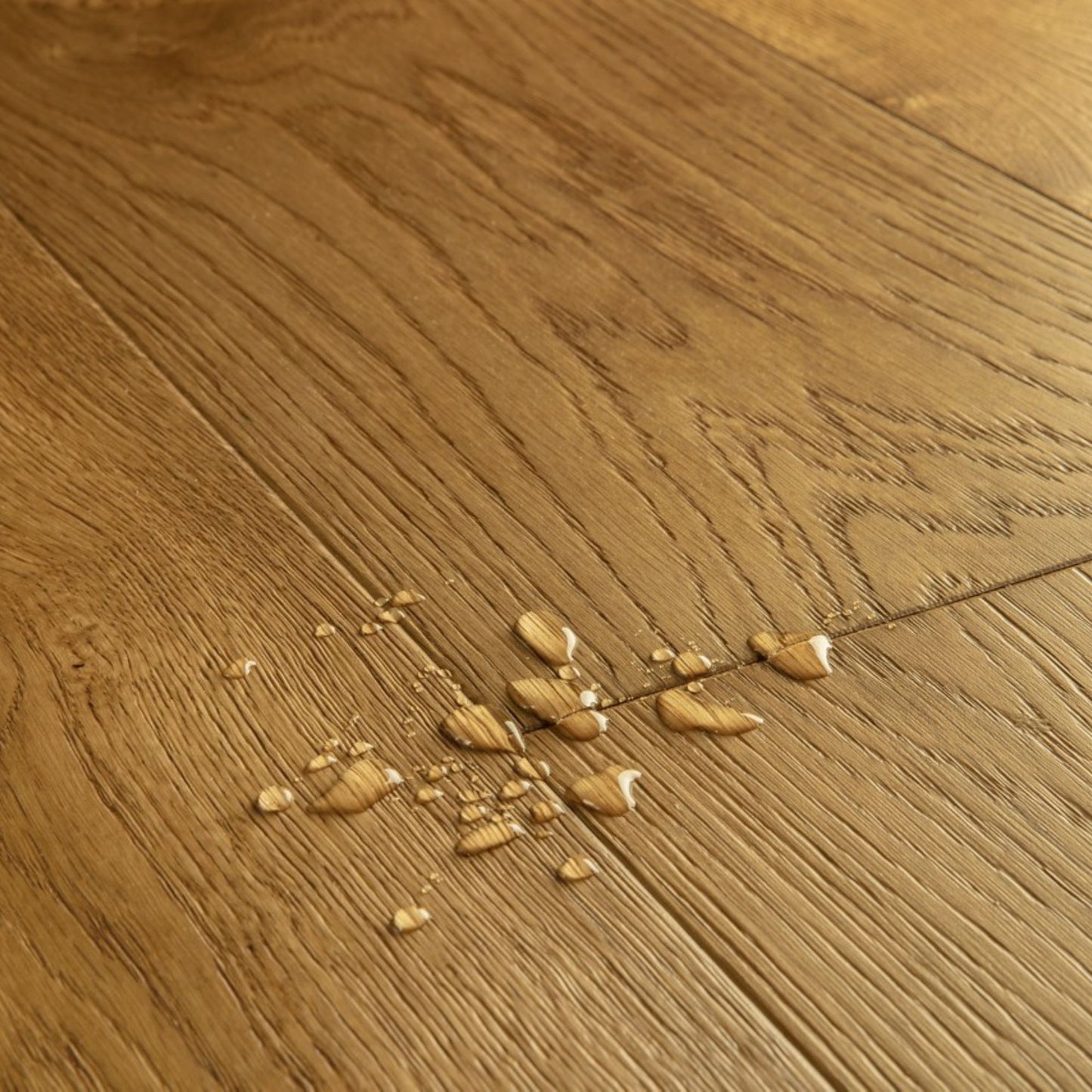 Pavimento in PARQUET CALA ROVERE CANNELLA EXTRA OPACO QUICK-STEP effetto legno superficie impermeabile, tecnologia Wood for Life