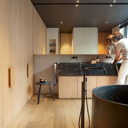 Pavimento in PARQUET CASCADA ROVERE CASTANO CHIARO EXTRA OPACO QUICK-STEP ideale in soggiorni con ampie vetrate o in open space dove la luce varia durante la giornata