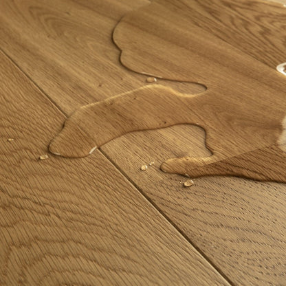 Pavimento in PARQUET CASCADA ROVERE CASTANO CHIARO EXTRA OPACO QUICK-STEP ideale in soggiorni con ampie vetrate o in open space dove la luce varia durante la giornata