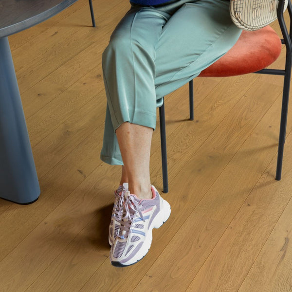 Pavimento in PARQUET AMATO ROVERE CASTAGNO SCURO EXTRA OPACO QUICK-STEP effetto legno conferisce profondità visiva agli spazi e si adatta a contesti abitativi