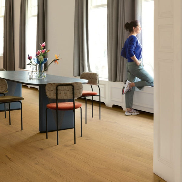 Pavimento in PARQUET AMATO ROVERE CASTAGNO SCURO EXTRA OPACO QUICK-STEP effetto legno conferisce profondità visiva agli spazi e si adatta a contesti abitativi