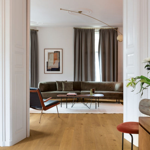 Pavimento in PARQUET CALA ROVERE ROVERE CASTAGNO SCURO EXTRA OPACO QUICK-STEP conferisce profondità e calore agli ambienti, creando un’atmosfera accogliente e raffinata