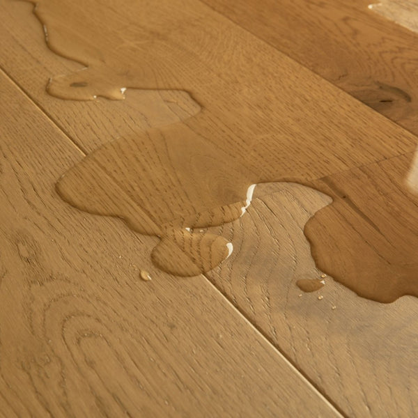 Pavimento in PARQUET AMATO ROVERE CASTAGNO SCURO EXTRA OPACO QUICK-STEP effetto legno conferisce profondità visiva agli spazi e si adatta a contesti abitativi