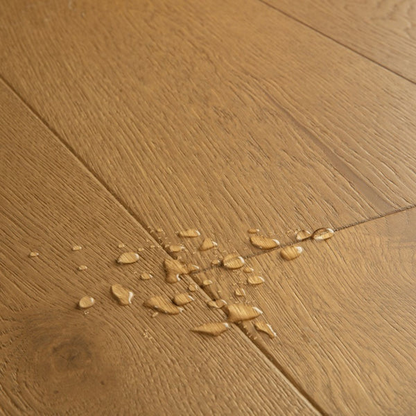 Pavimento in PARQUET CALA ROVERE ROVERE CASTAGNO SCURO EXTRA OPACO QUICK-STEP conferisce profondità e calore agli ambienti, creando un’atmosfera accogliente e raffinata