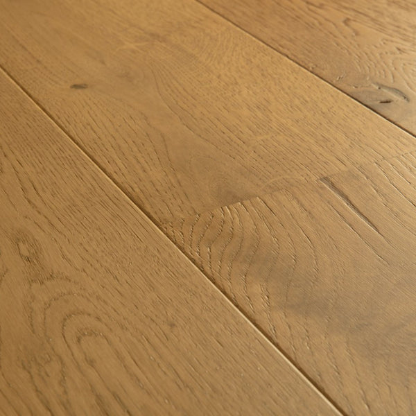Pavimento in PARQUET AMATO ROVERE CASTAGNO SCURO EXTRA OPACO QUICK-STEP effetto legno conferisce profondità visiva agli spazi e si adatta a contesti abitativi