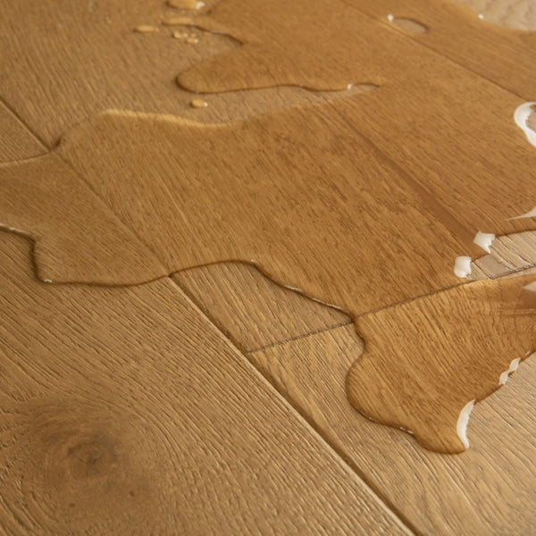 Pavimento in PARQUET CALA ROVERE ROVERE CASTAGNO SCURO EXTRA OPACO QUICK-STEP conferisce profondità e calore agli ambienti, creando un’atmosfera accogliente e raffinata