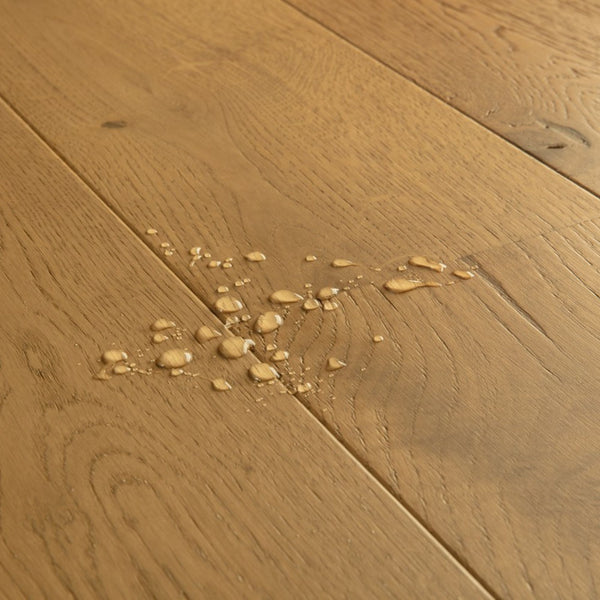 Pavimento in PARQUET AMATO ROVERE CASTAGNO SCURO EXTRA OPACO QUICK-STEP effetto legno conferisce profondità visiva agli spazi e si adatta a contesti abitativi