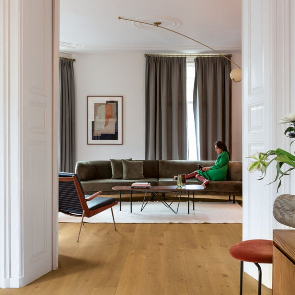 Pavimento in PARQUET CALA ROVERE ROVERE CASTAGNO SCURO EXTRA OPACO QUICK-STEP conferisce profondità e calore agli ambienti, creando un’atmosfera accogliente e raffinata