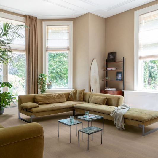 Pavimento in PARQUET CASCADA ROVERE COTONE EXTRA OPACO QUICK-STEP effetto legno è pensata per ambienti luminosi e ristrutturazioni moderne