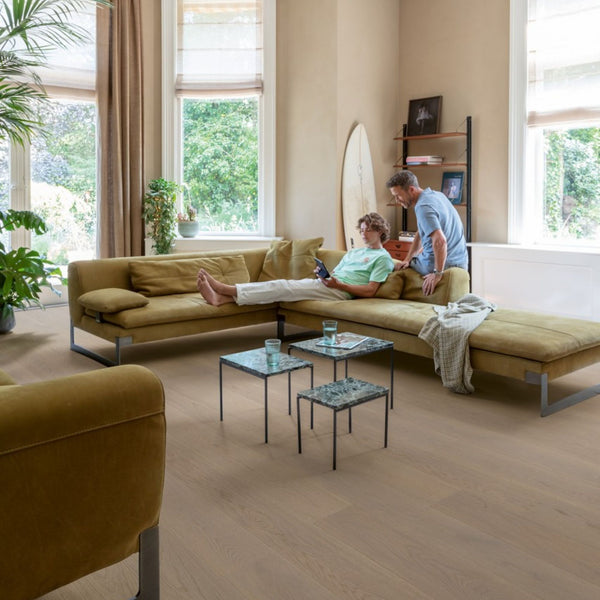 Pavimento in PARQUET CASCADA ROVERE COTONE EXTRA OPACO QUICK-STEP effetto legno è pensata per ambienti luminosi e ristrutturazioni moderne