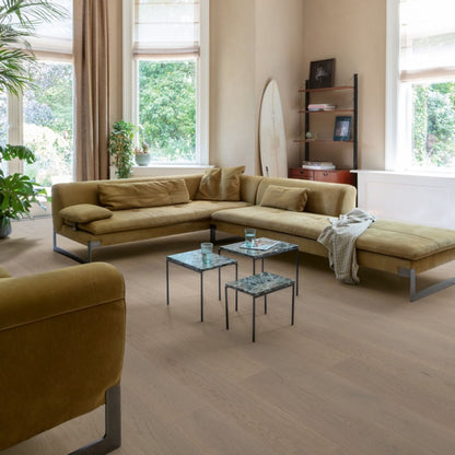 Pavimento in PARQUET CASCADA ROVERE COTONE EXTRA OPACO QUICK-STEP effetto legno è pensata per ambienti luminosi e ristrutturazioni moderne