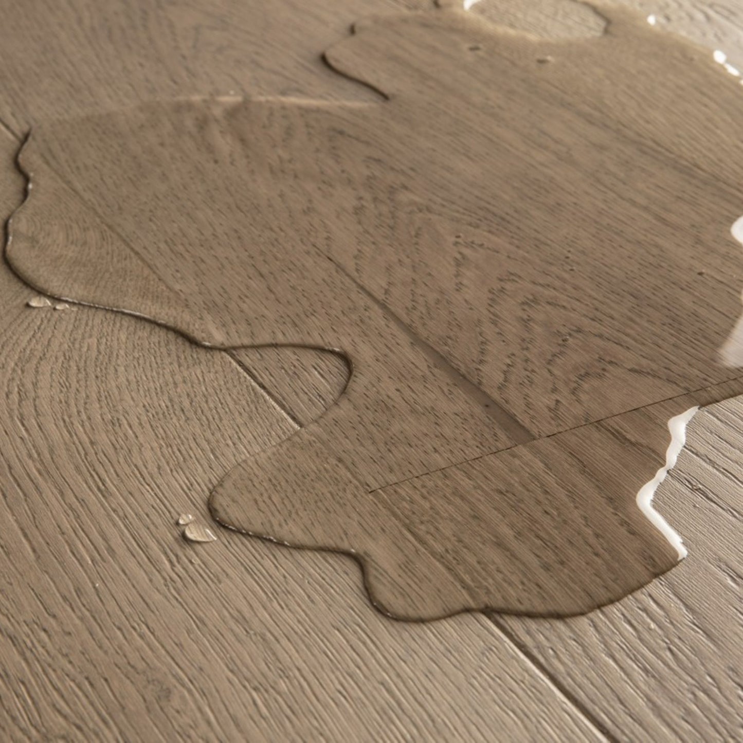 Pavimento in PARQUET CASCADA ROVERE COTONE EXTRA OPACO QUICK-STEP effetto legno è pensata per ambienti luminosi e ristrutturazioni moderne