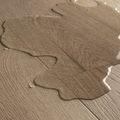 Pavimento in PARQUET CASCADA ROVERE COTONE EXTRA OPACO QUICK-STEP effetto legno è pensata per ambienti luminosi e ristrutturazioni moderne