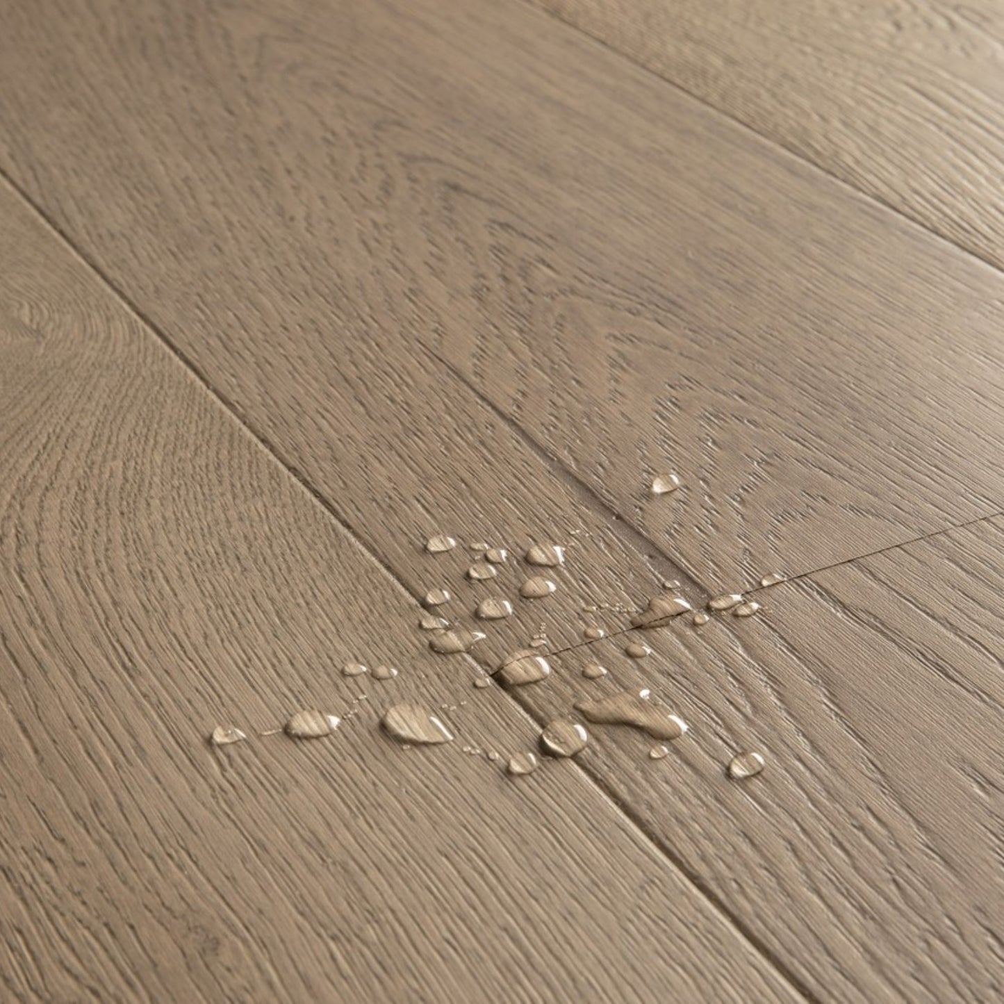 Pavimento in PARQUET CASCADA ROVERE COTONE EXTRA OPACO QUICK-STEP effetto legno è pensata per ambienti luminosi e ristrutturazioni moderne