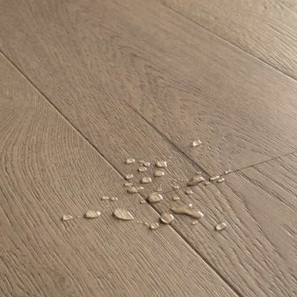 Pavimento in PARQUET CASCADA ROVERE COTONE EXTRA OPACO QUICK-STEP effetto legno è pensata per ambienti luminosi e ristrutturazioni moderne