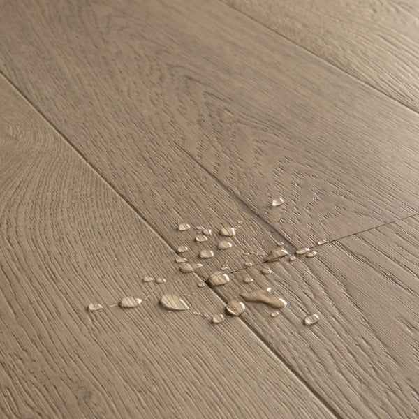 Pavimento in PARQUET CASCADA ROVERE COTONE EXTRA OPACO QUICK-STEP effetto legno è pensata per ambienti luminosi e ristrutturazioni moderne