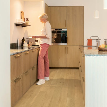 Pavimento in PARQUET AMATO ROVERE CUOIO EXTRA OPACO QUICK-STEP effetto legno posa Uniclic Multifit e compatibilità con riscaldamento e raffreddamento a pavimento