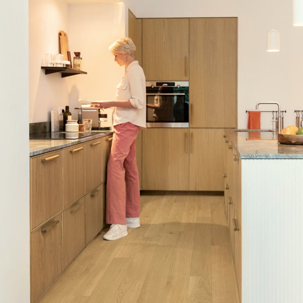 Pavimento in PARQUET AMATO ROVERE CUOIO EXTRA OPACO QUICK-STEP effetto legno posa Uniclic Multifit e compatibilità con riscaldamento e raffreddamento a pavimento