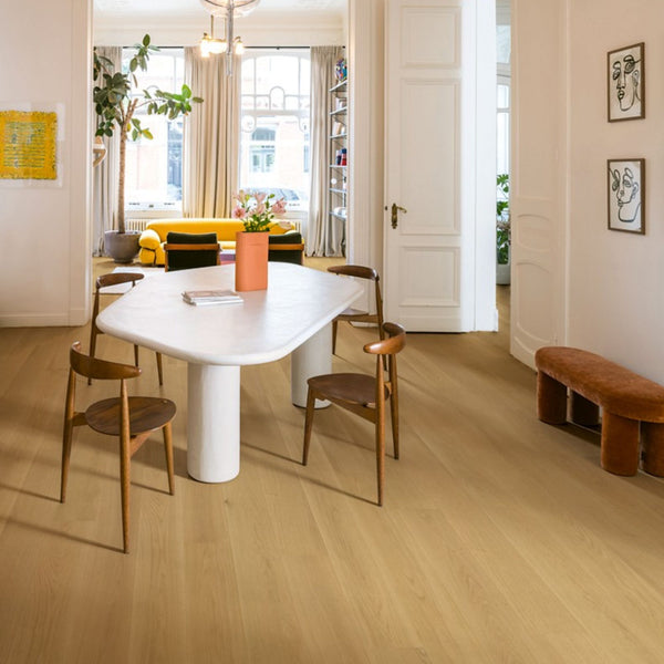 Pavimento in PARQUET CASCADA ROVERE CUOIO EXTRA OPACO QUICK-STEP effetto legno questa tonalità consente di mantenere una base calda senza appesantire lo spazio