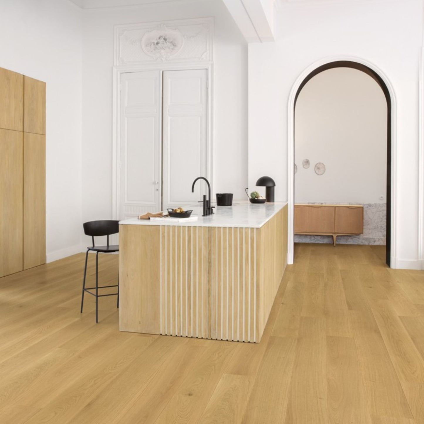 Pavimento in PARQUET CASCADA ROVERE CUOIO EXTRA OPACO QUICK-STEP effetto legno questa tonalità consente di mantenere una base calda senza appesantire lo spazio