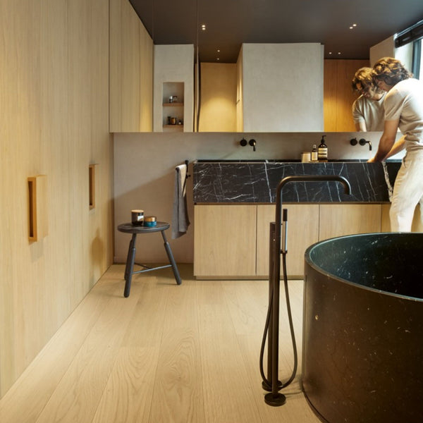 Pavimento in PARQUET AMATO ROVERE CUOIO EXTRA OPACO QUICK-STEP effetto legno posa Uniclic Multifit e compatibilità con riscaldamento e raffreddamento a pavimento