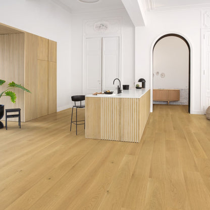 Pavimento in PARQUET CASCADA ROVERE CUOIO EXTRA OPACO QUICK-STEP effetto legno questa tonalità consente di mantenere una base calda senza appesantire lo spazio