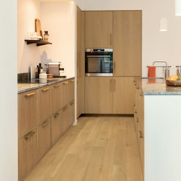 Pavimento in PARQUET AMATO ROVERE CUOIO EXTRA OPACO QUICK-STEP effetto legno posa Uniclic Multifit e compatibilità con riscaldamento e raffreddamento a pavimento