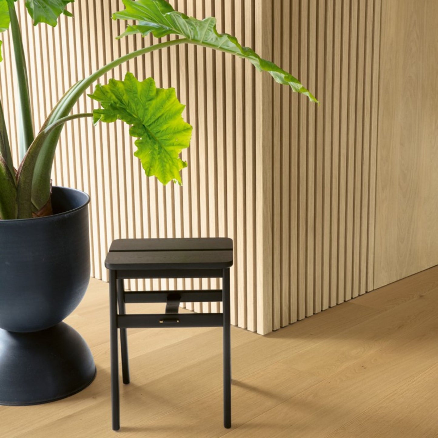 Pavimento in PARQUET CASCADA ROVERE CUOIO EXTRA OPACO QUICK-STEP effetto legno questa tonalità consente di mantenere una base calda senza appesantire lo spazio