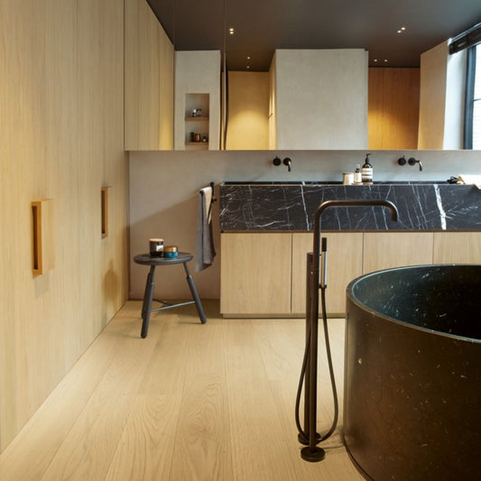 Pavimento in AMATO ROVERE CUOIO EXTRA OPACO QUICK-STEP effetto legno posa Uniclic Multifit e compatibilità con riscaldamento e raffreddamento a pavimento