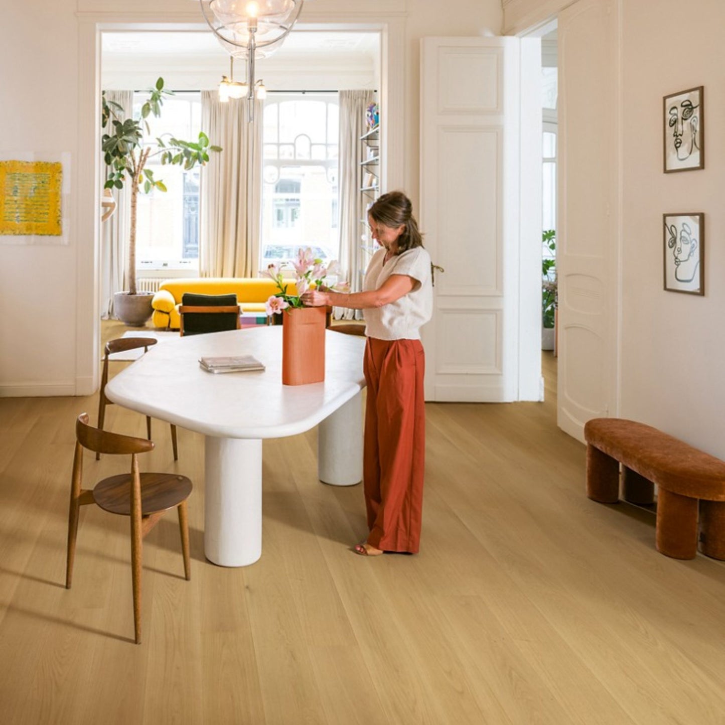 Pavimento in PARQUET CASCADA ROVERE CUOIO EXTRA OPACO QUICK-STEP effetto legno questa tonalità consente di mantenere una base calda senza appesantire lo spazio