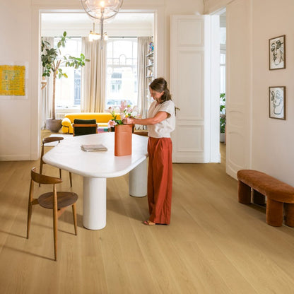 Pavimento in PARQUET CASCADA ROVERE CUOIO EXTRA OPACO QUICK-STEP effetto legno questa tonalità consente di mantenere una base calda senza appesantire lo spazio