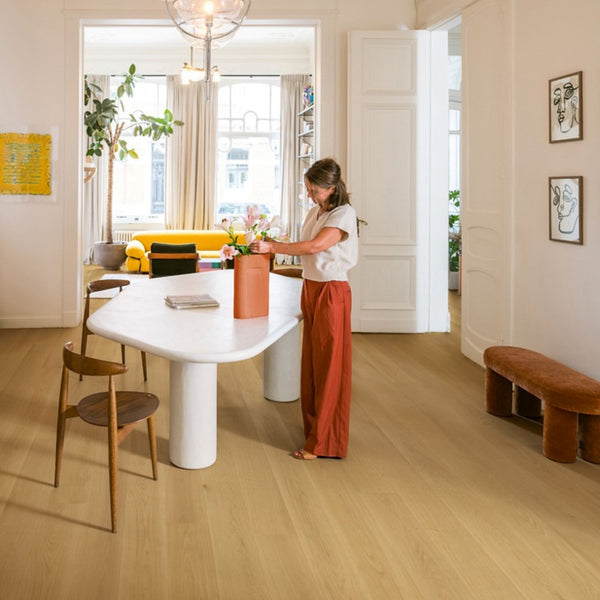 Pavimento in PARQUET CASCADA ROVERE CUOIO EXTRA OPACO QUICK-STEP effetto legno questa tonalità consente di mantenere una base calda senza appesantire lo spazio