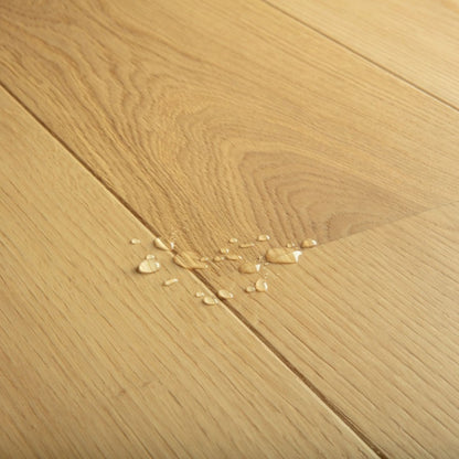 Pavimento in PARQUET CASCADA ROVERE CUOIO EXTRA OPACO QUICK-STEP effetto legno questa tonalità consente di mantenere una base calda senza appesantire lo spazio